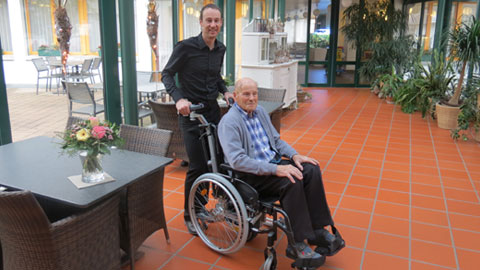 Mobilität Rollstuhl-Schiebehilfe